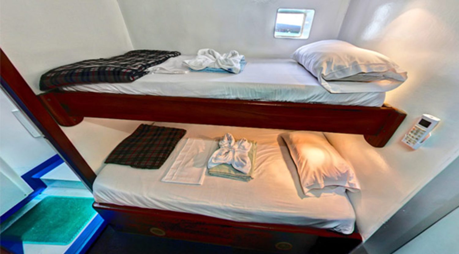 double bed bedroom of darwin yacht of galapagos islands