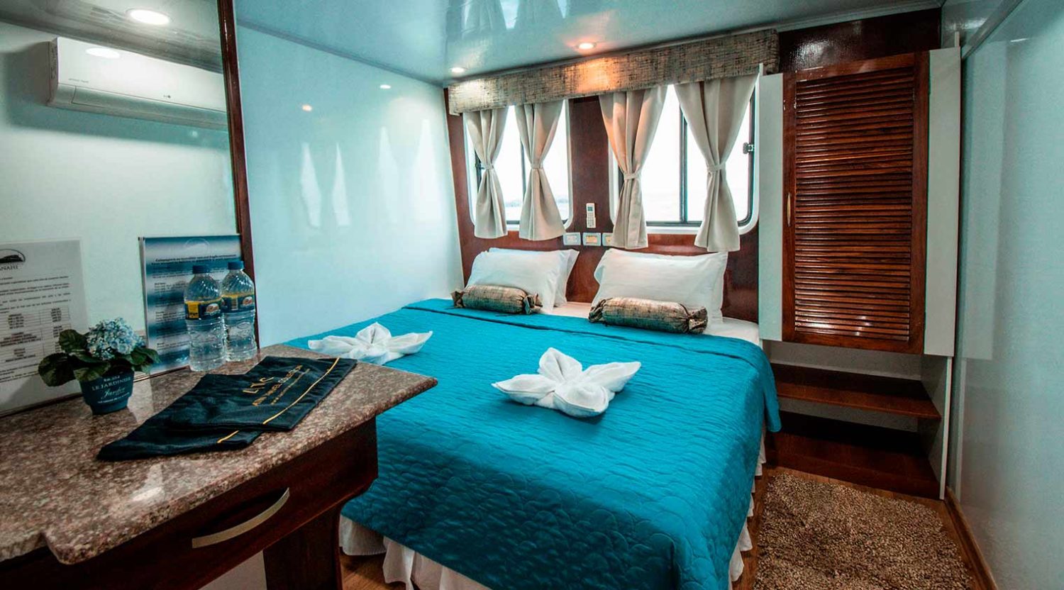 king size bed bedroom of anahi catamaran yacht of galapagos islands