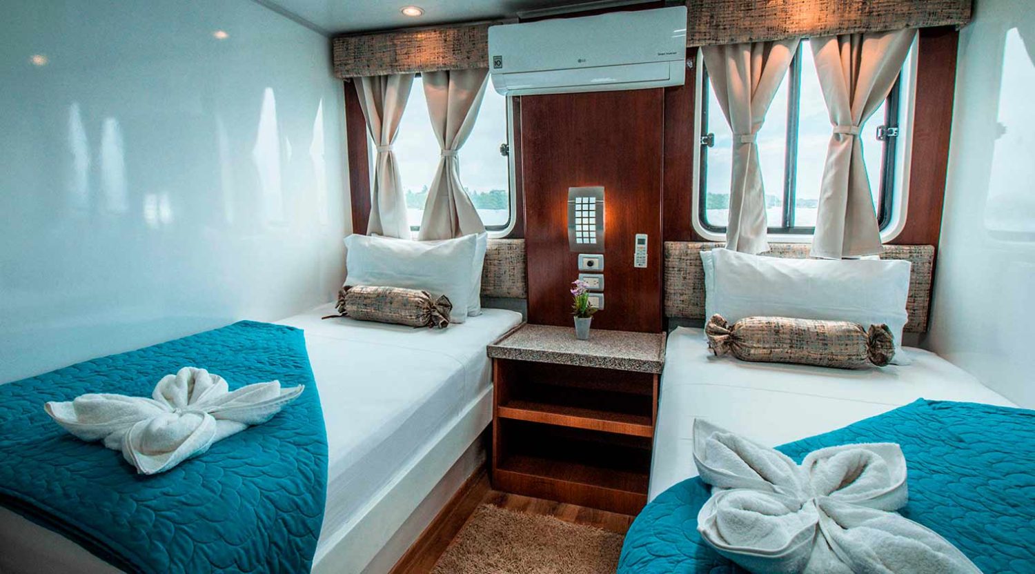 double bed bedroom of anahi catamaran yacht of galapagos islands