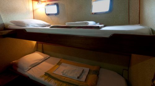 double bed bedroom of golondrina yacht of galapagos islands