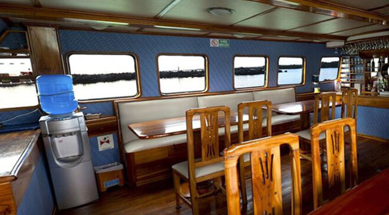 dining room of golondrina yacht of galapagos islands