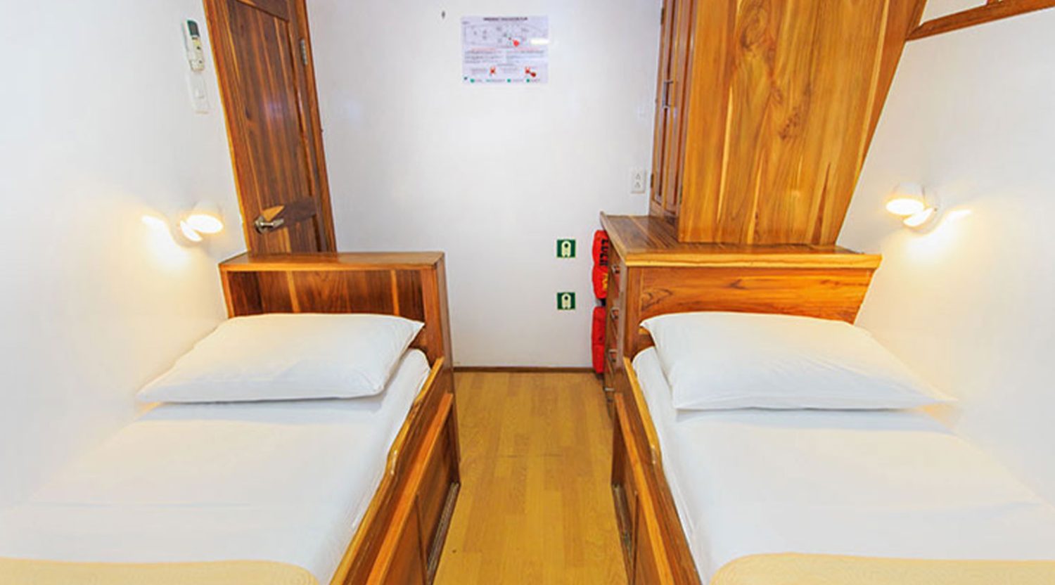 double bed bedroom of eden yacht of galapagos islands
