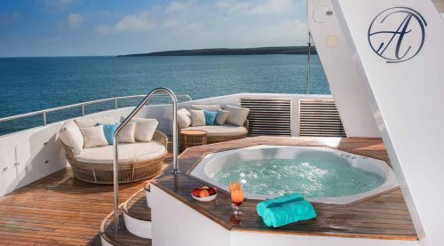 yacuzzi of alya yacht of galapagos islands