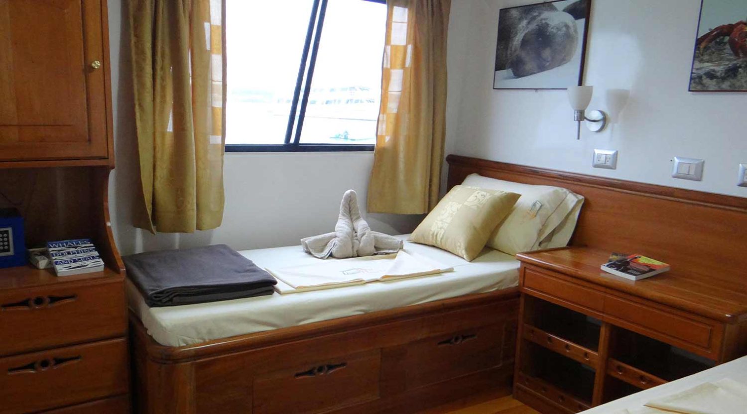 double bed bedroom of angelito yacht of galapagos islands
