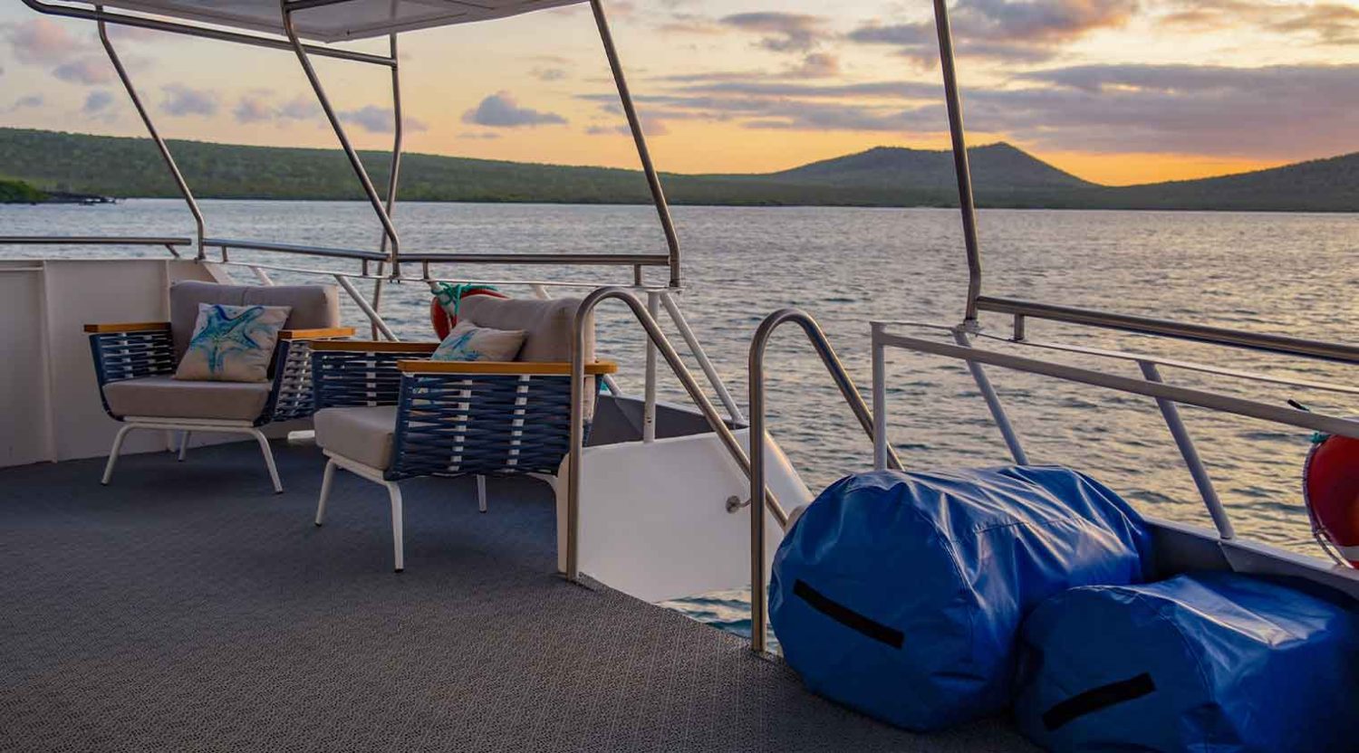 sunset in bonita yacht of galapagos islands