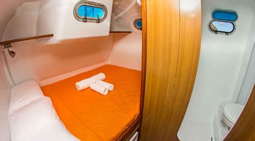 queen size bed cabin of nemo 1 yacht of galapagos islands