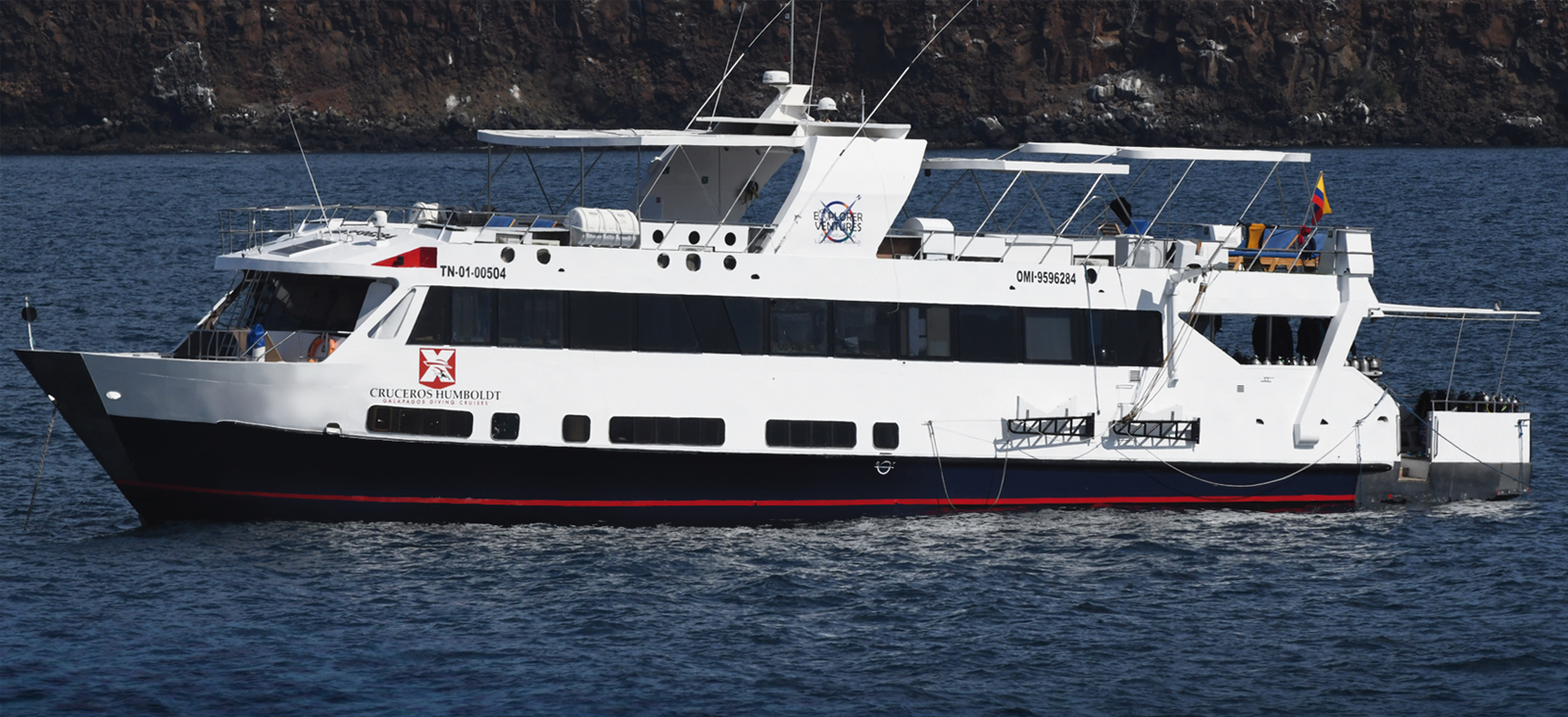 humboldt explorer yacht in galapagos islands