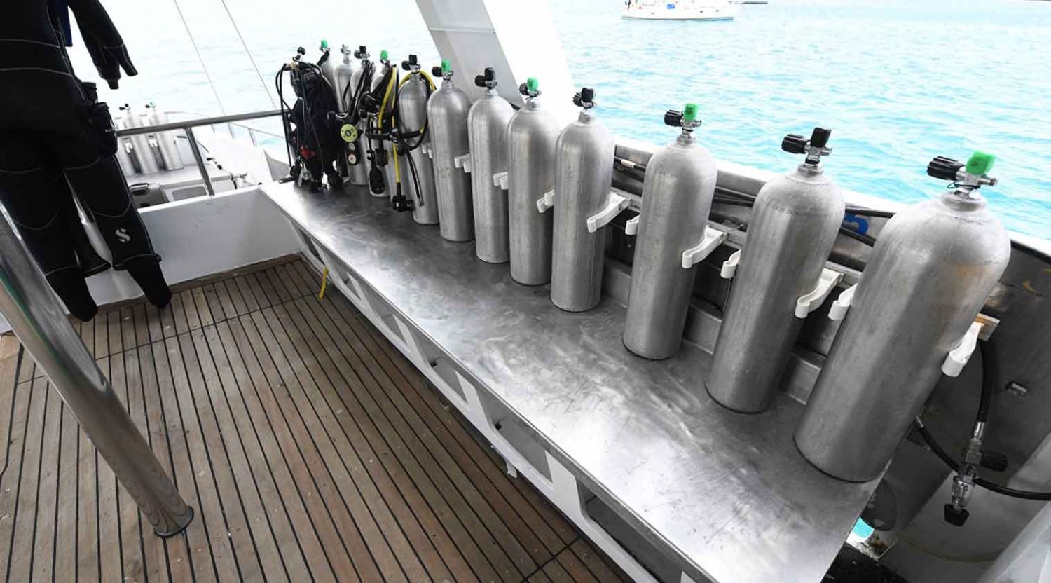 humboldt explorer yacht scuba diving oxygen tanks of galapagos islands