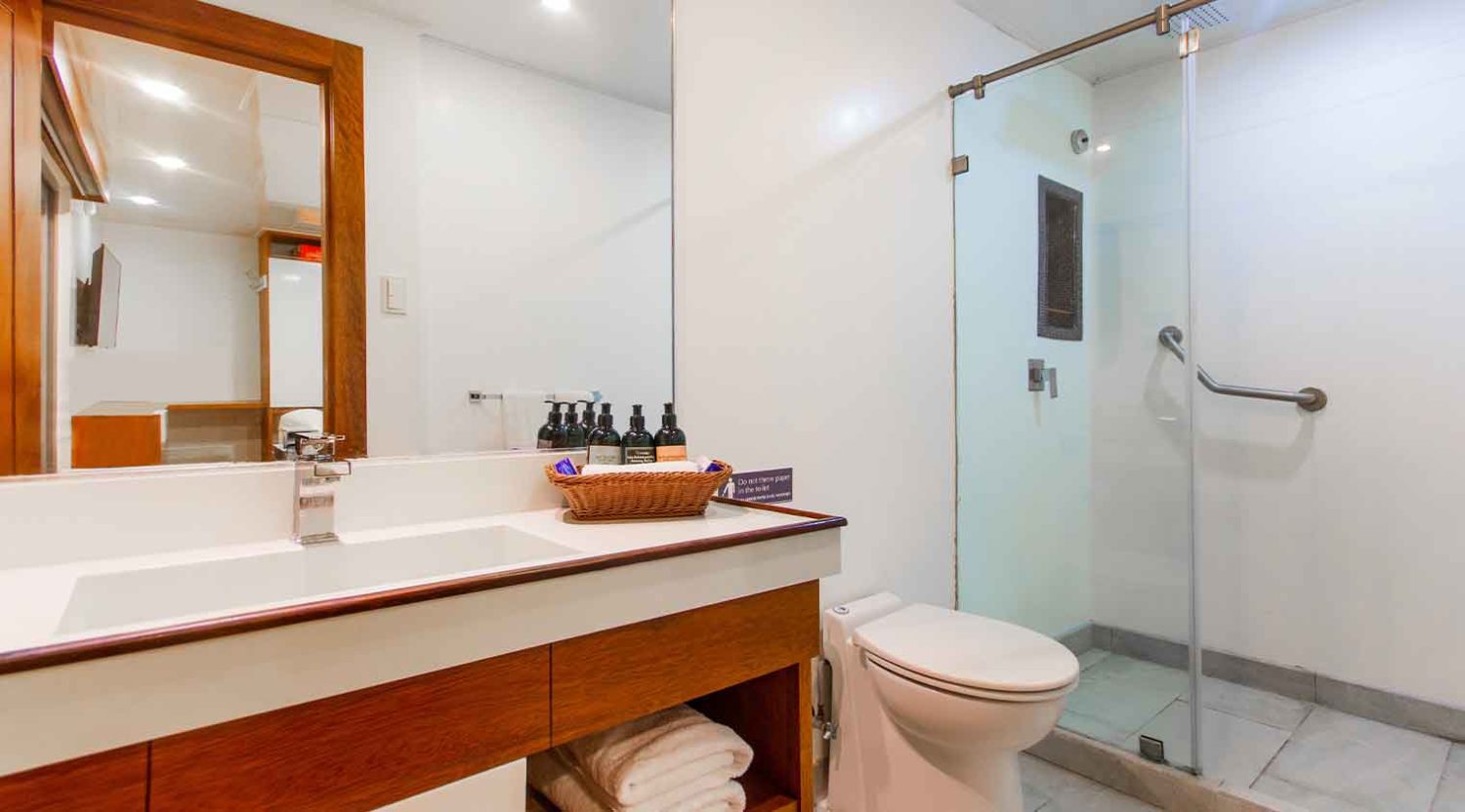 Infinity Yacht bathroom of galapagos islands tours