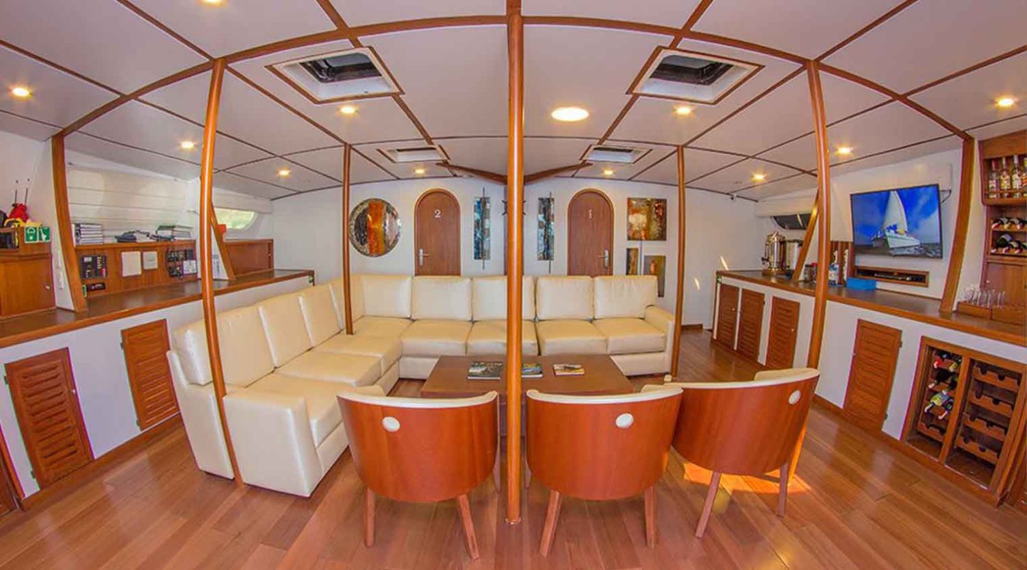 lounge of nemo 2 yacht of galapagos islands