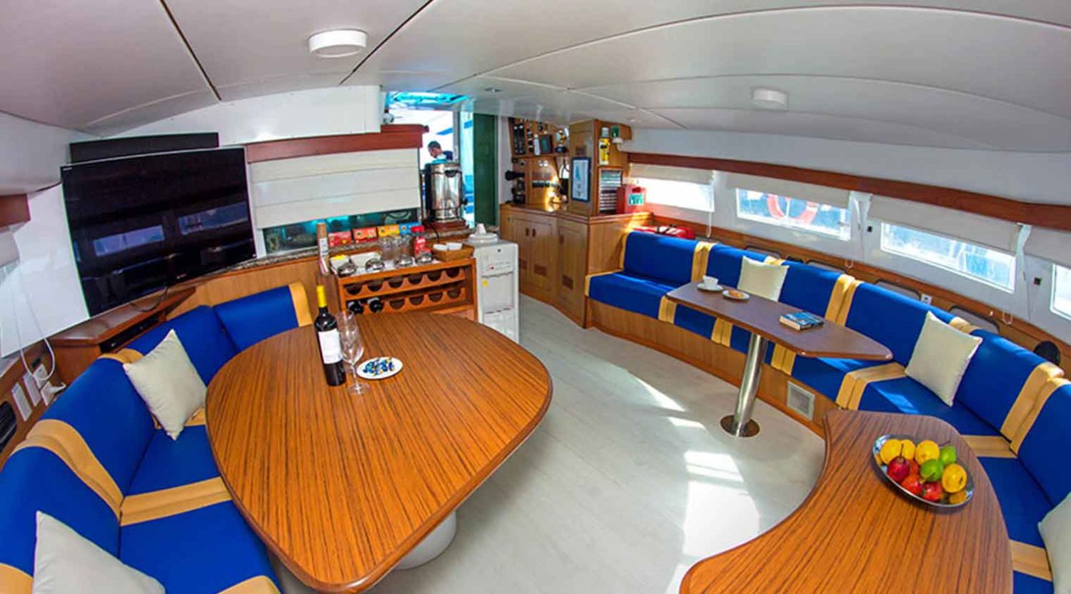 dining room of nemo 1 yacht of galapagos islands