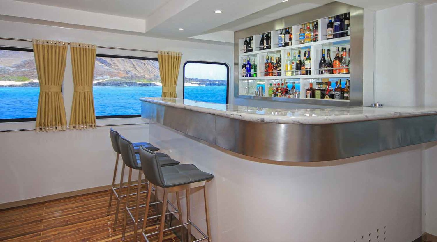 bar of grand queen beatriz yacht of galapagos islands tours