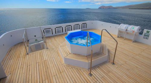 yacuzzi of grand queen beatriz yacht of galapagos islands tours