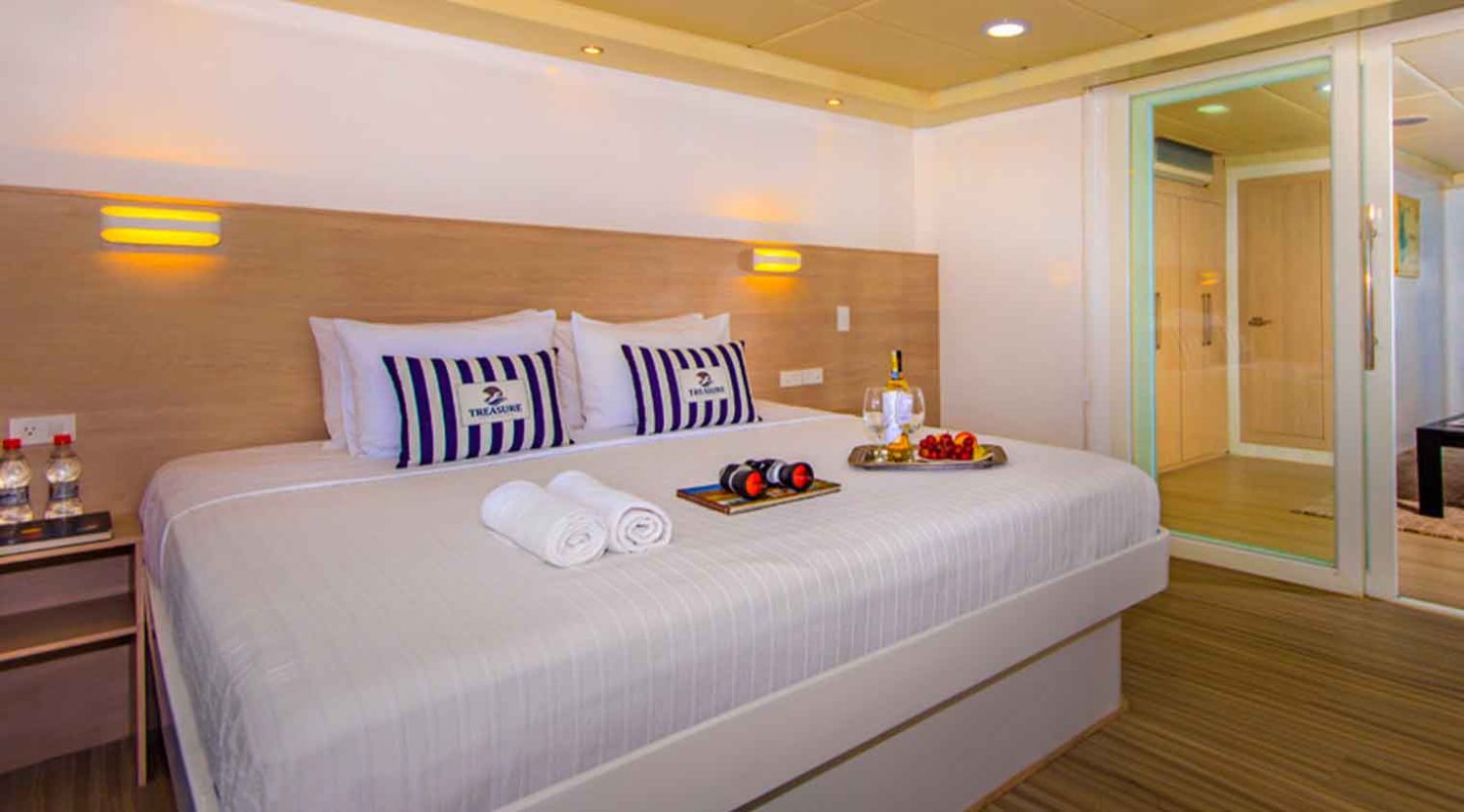 treasure of galapagos king size bed bed room of galapagos islands tours